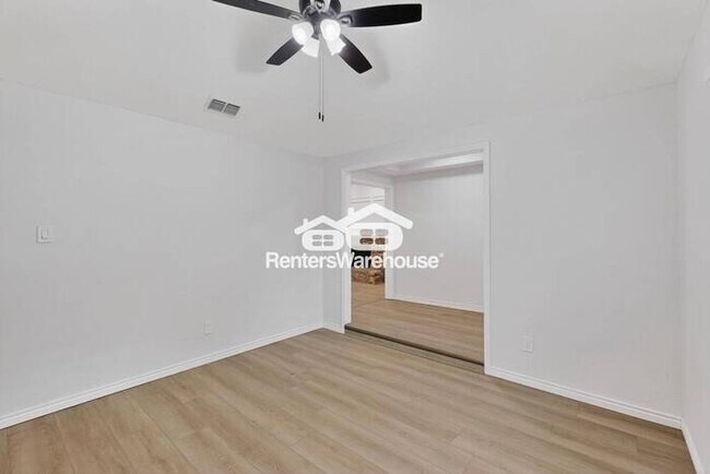 Building Photo - MOVE IN READY COMPLETELY UPDATED - 3BED/2B...