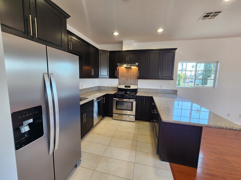 Building Photo - 1516 1/2 N Kingsley Dr