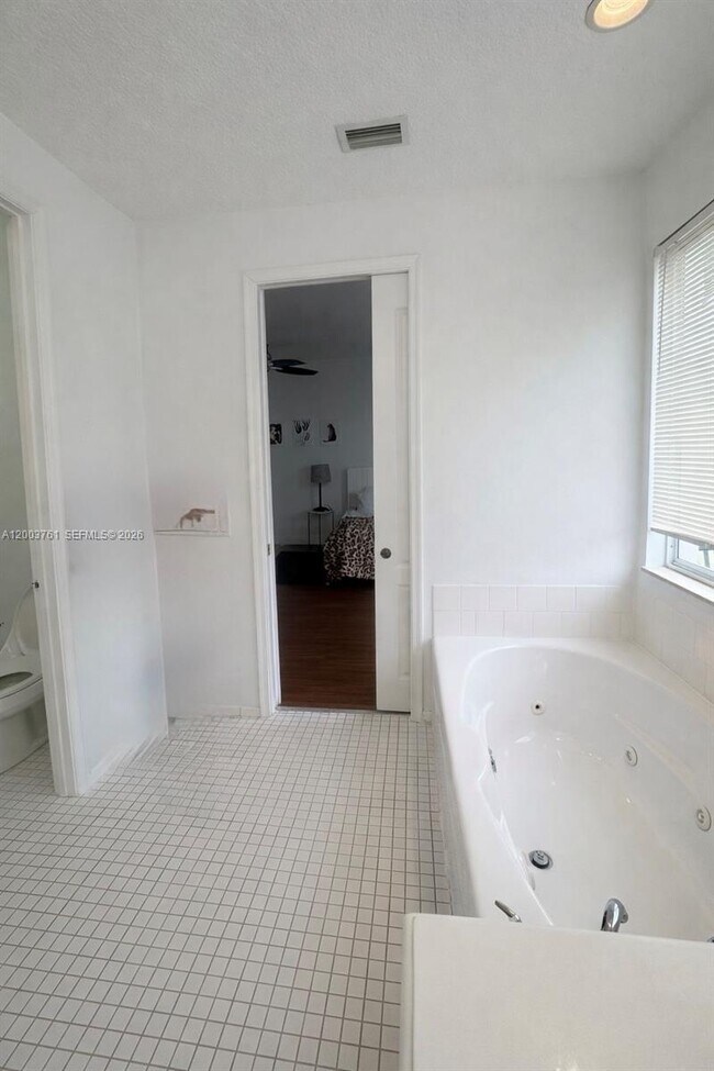 Building Photo - 556 NW 39th Cir