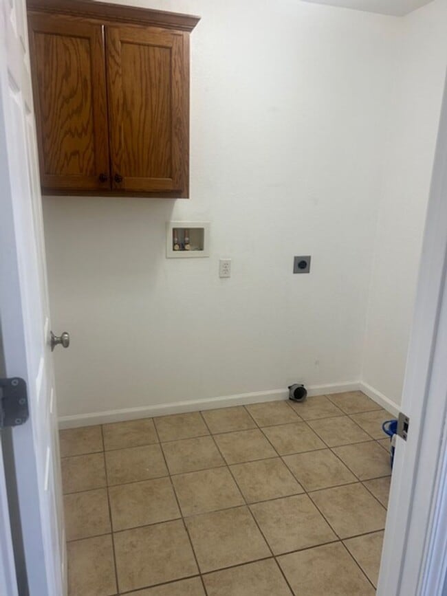 Building Photo - Beautiful 5 Bedroom Home!