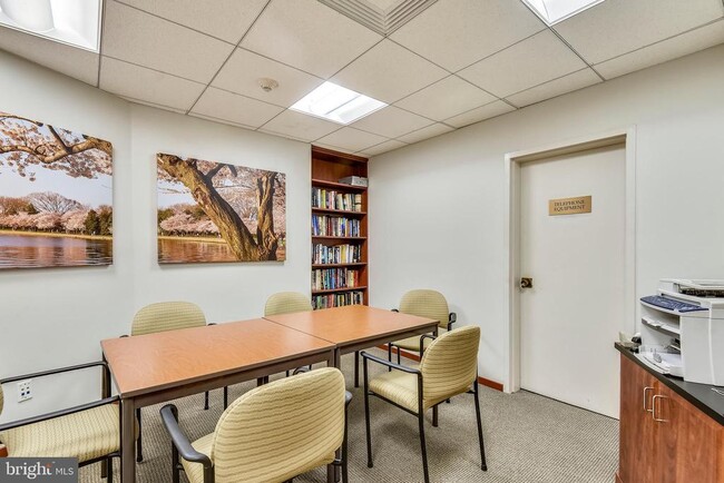 Building Photo - 1101 S Arlington Ridge Rd