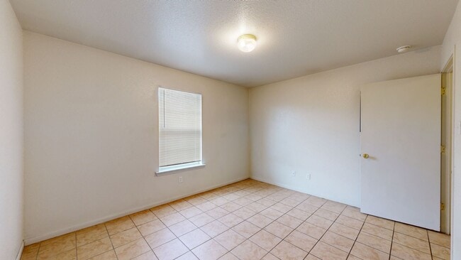 Building Photo - ALL TILE DUPLEX IN HARKER HEIGHTS!!!!!