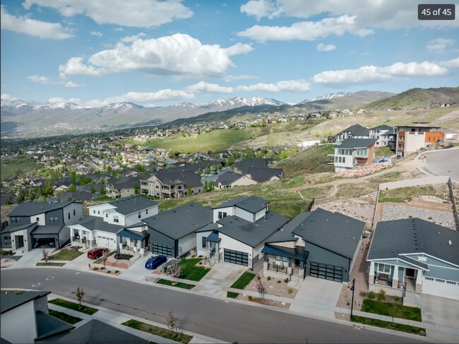 Building Photo - Stunning 5-bedroom, 4.5-bath home