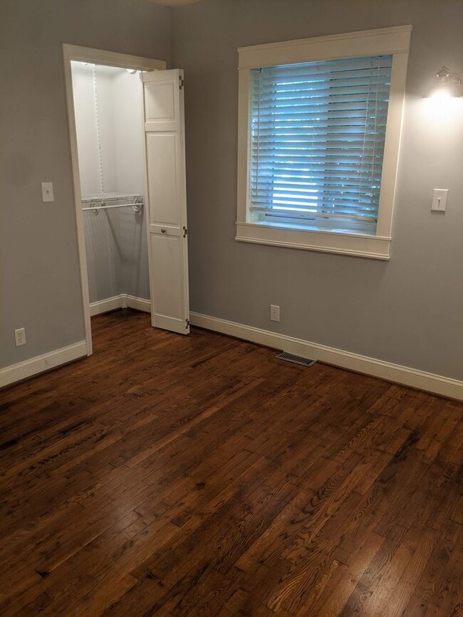 Building Photo - 105 W Longview St