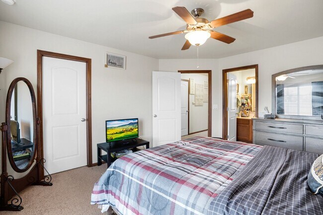 Building Photo - Luxury Iowa City townhouse close to UIHC and Kinnick