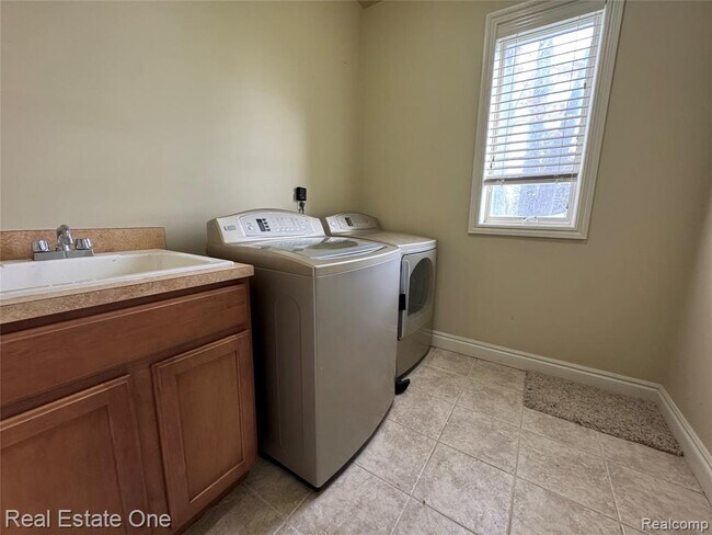 Building Photo - 1030 Oakwood Dr