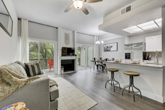 Building Photo - 2010 Jones Rd