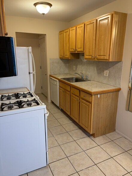 Building Photo - 45250 Keding St