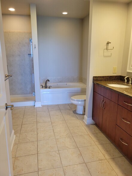 Building Photo - 701 Royal Ct