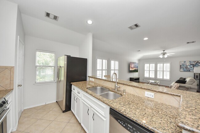 Building Photo - 943 W Heights Hollow Ln