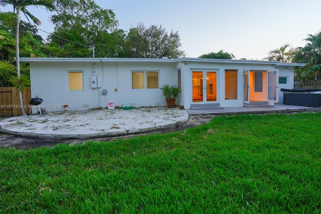 Building Photo - 355 Redwood Ln