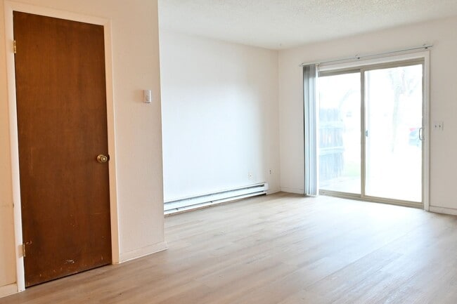 Building Photo - 2 bed 1 Bath townhouse