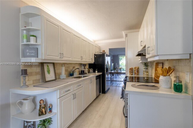 Building Photo - 250 Jacaranda Dr