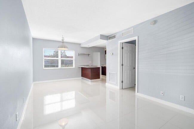 Building Photo - 416 NE 15th Ave