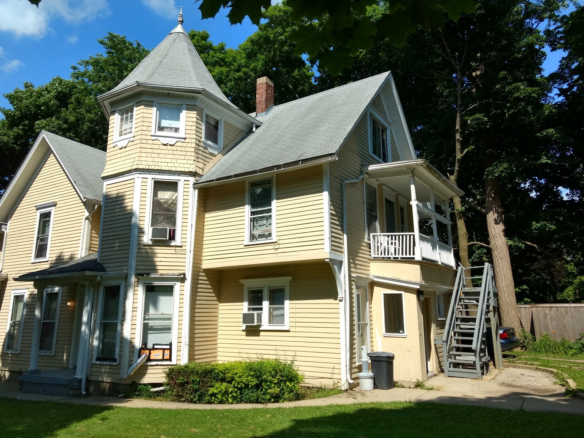 See included video tour - 517 E Chicago St