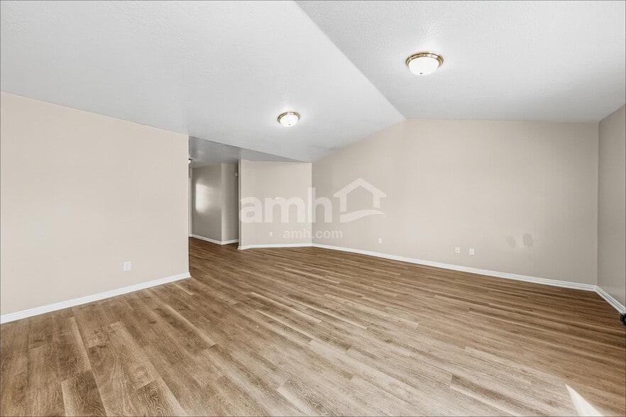 Building Photo - 555 E 700 N