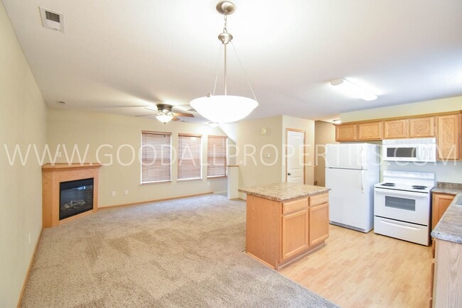 Building Photo - 2-Bedroom, 2-Bath Urbandale Townhome with 2-Car Attached Garage