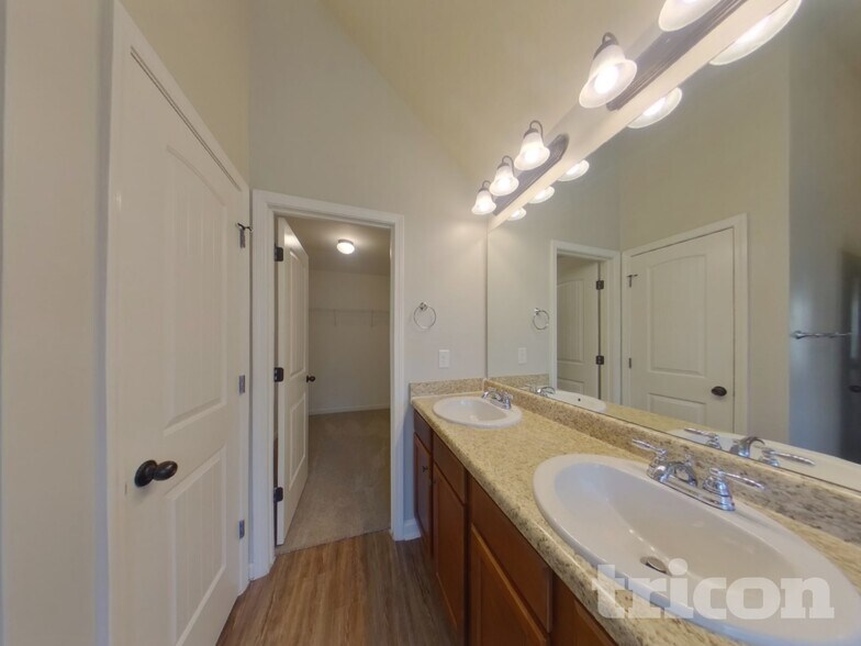 Building Photo - 11350 Freeman Way