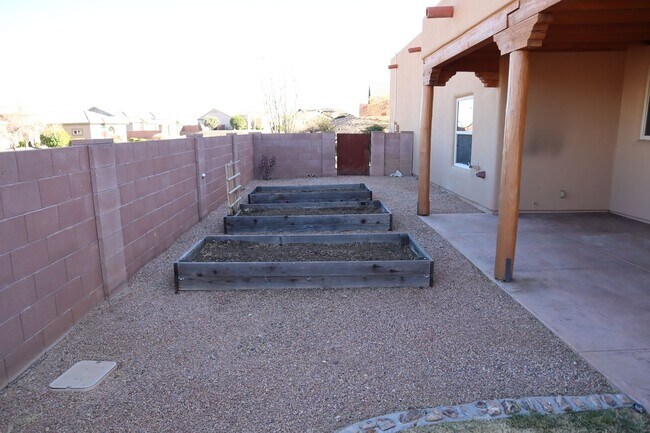 Building Photo - Your own resort! Elegant, Exclusive & Exquisite.