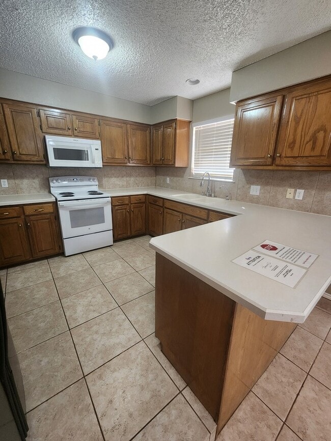 Building Photo - 3 bed 2 bath home, 2 car garage, 2 living areas!