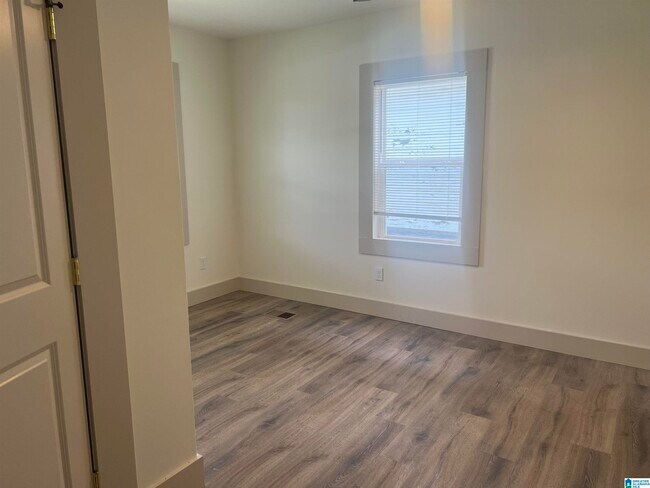 Building Photo - 3733 Maple Ave SW