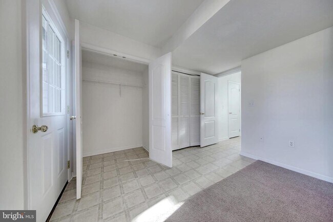 Building Photo - 5 Shady Tree Ct