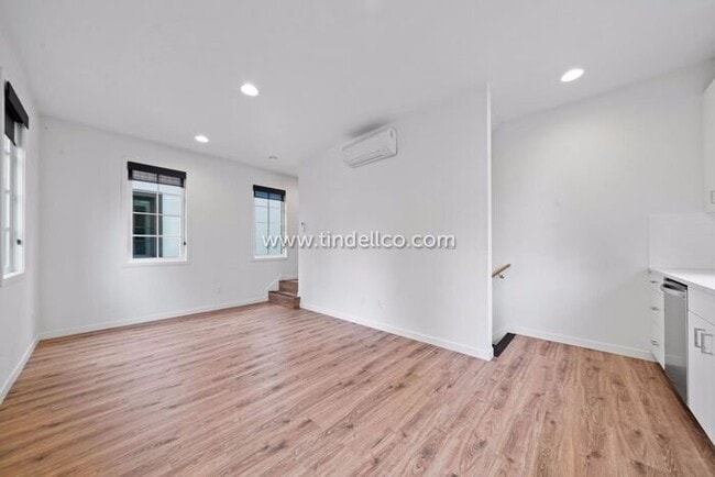 Building Photo - Modern Townhome Apartment in the heart of Hosford-Abernethy - W/S/G Included!