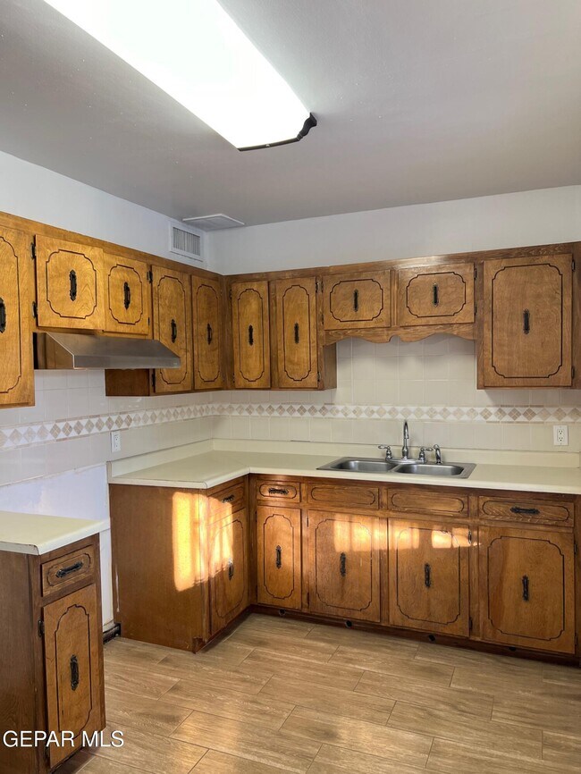 Building Photo - 4204 Flory Ave