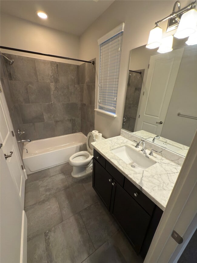 Building Photo - 5640 Larkin St