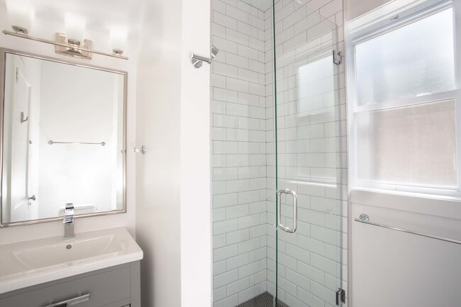 Building Photo - 3338 N Wolcott Ave