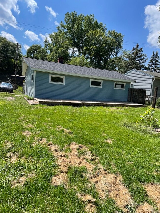 Building Photo - 3 bedroom/1 bathroom