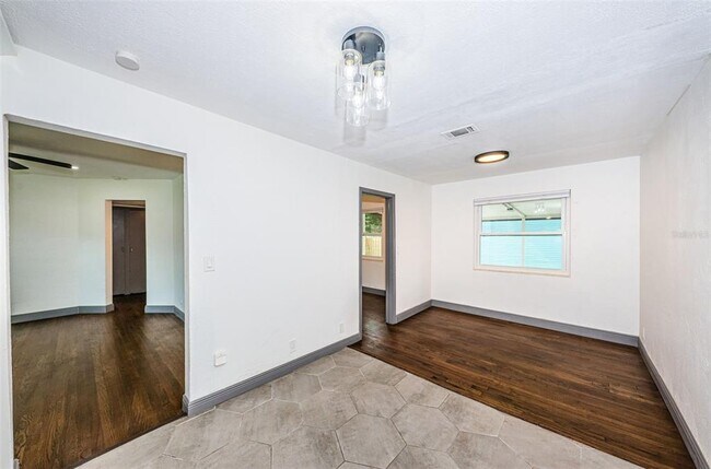 Building Photo - 618 40th Ave N