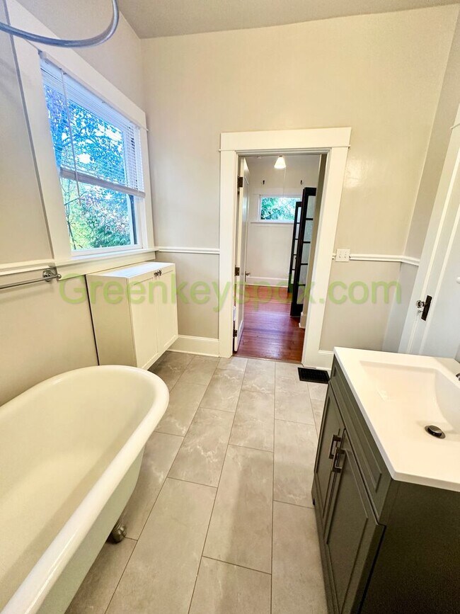 Building Photo - 4727 NE 10th Ave