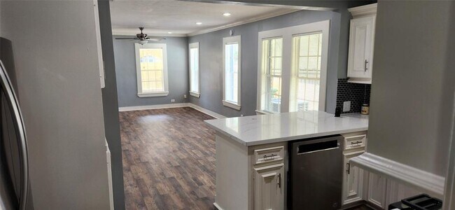 Building Photo - 5733 Dorbrandt St