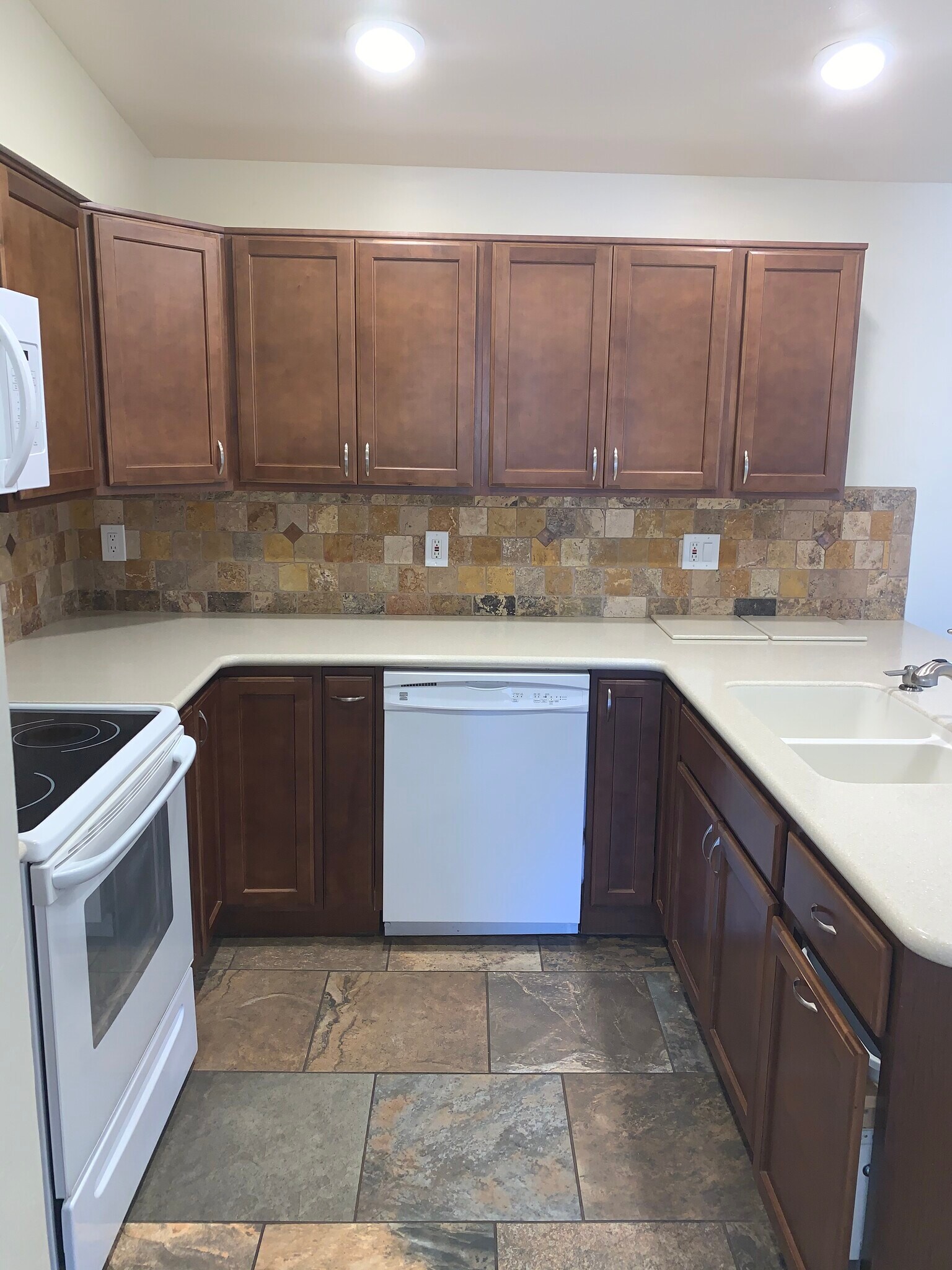 Kitchen - 607 N De Medici Pl