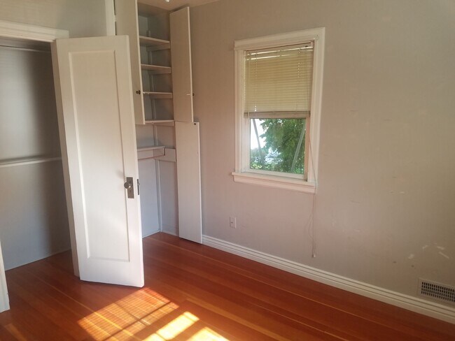 Building Photo - Charming Main level apartment