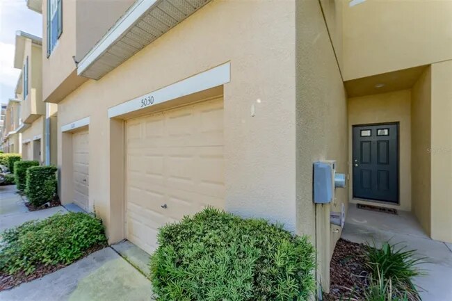 Building Photo - Beautiful 2 Bedroom 2.5 Bath Townhome loca...