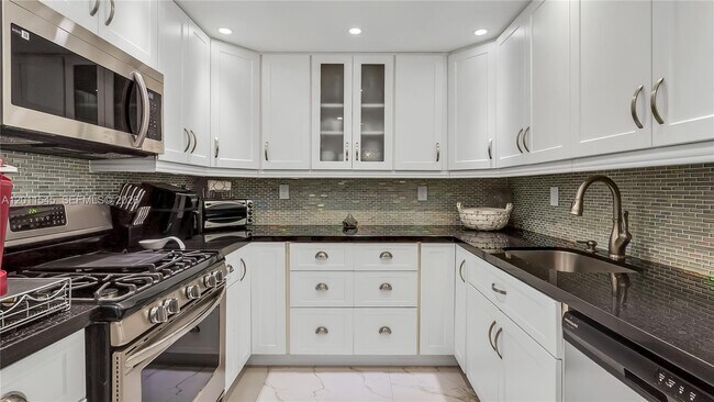 Building Photo - 3140 S Ocean Dr