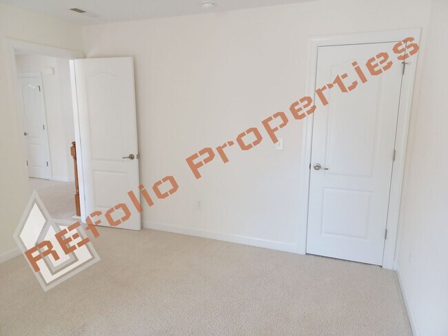 Building Photo - Lovely 5 Bedroom 4 Bathroom Single Family ...