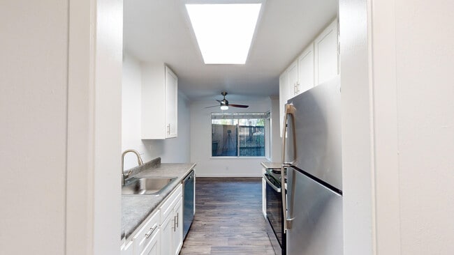 Building Photo - 823 Las Gallinas Ave