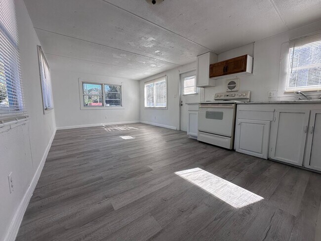 Building Photo - 2Bed 1Bath Rent To Own in Zephyrhills, FL