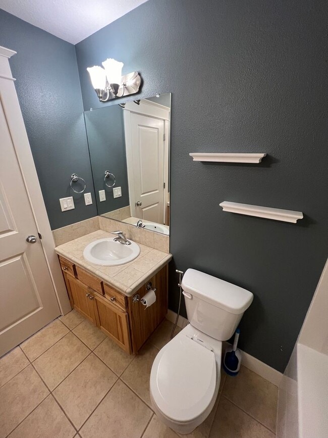 Building Photo - Large Three Bedroom Home in West Salem wit...