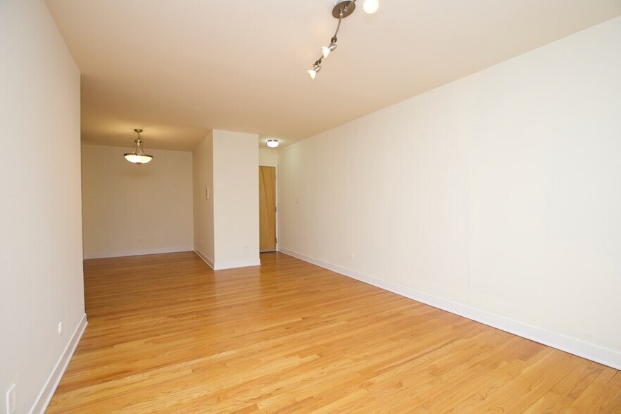 Building Photo - 628 W Wrightwood Ave