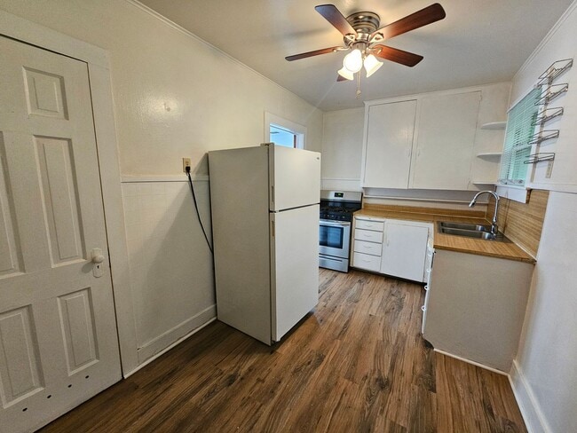 Building Photo - Ready for immediate move in! 2bed 1 bath a...