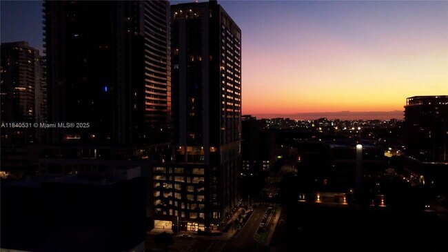 Building Photo - 1800 N Bayshore Dr