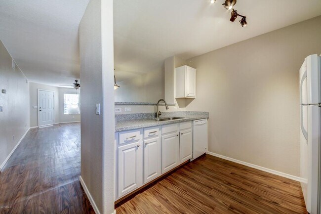 Building Photo - Great Unit - Available Now!