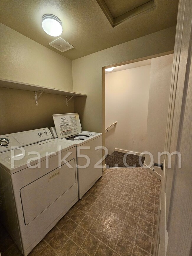 Building Photo - $500 Off 1st Full Month! 3 Bedroom Upper L...