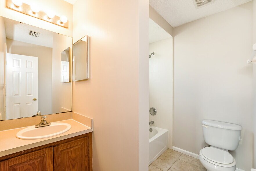 Building Photo - 1371 Summerbrook Dr