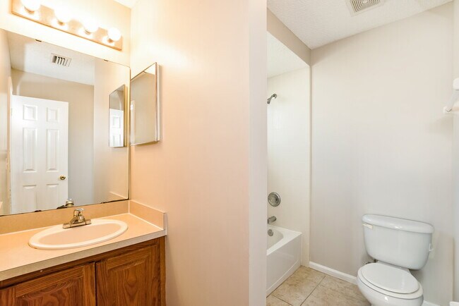 Building Photo - 1371 Summerbrook Dr