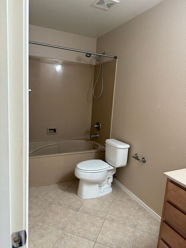 Building Photo - AVAILABLE NOW!  Beautiful 3BD/3BA North West HOME Resort-Style Living Across from Omni Tucson Nat...